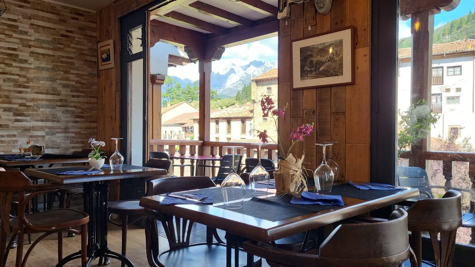 Interior de Casa Ángel con vistas a los Picos de Europa